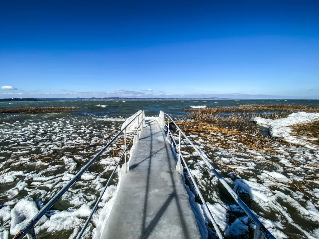 befagyott balaton, jeges balaton, időjárás, jég, tél 