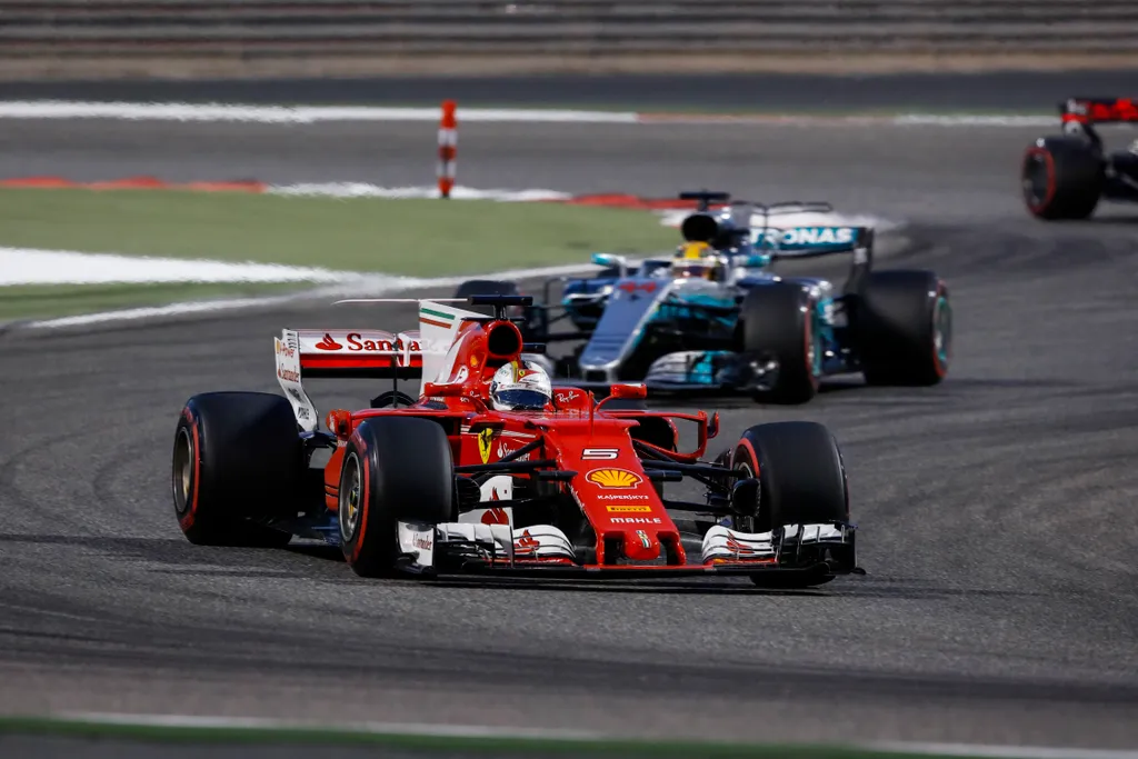 Forma-1, Sebastian Vettel, Scuderia Ferrari, Lewis Hamilton, Mercedes-AMG Petronas, Bahreini Nagydíj 