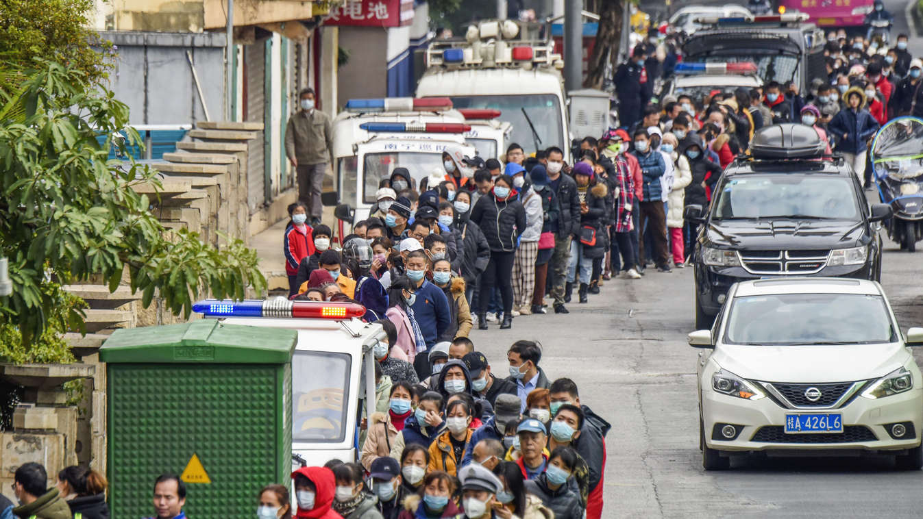 Nanning, 2020. január 30.
Védőmaszkért állnak sorban vásárlók a dél-kínai Kuanghszi Csuang autonóm terület székvárosában, Nanningban 2020. január 29-én. A kínai Nemzeti Egészségügyi Bizottság szerint január 30-ig 170 ember halt meg a koronavírus új, elősz