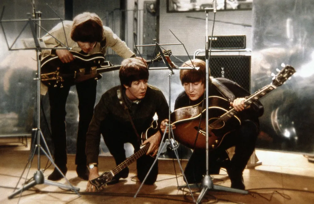 Help! Cinema UK Beatles england music stand recording studio Horizontal GUITAR CROUCHING STAR 
