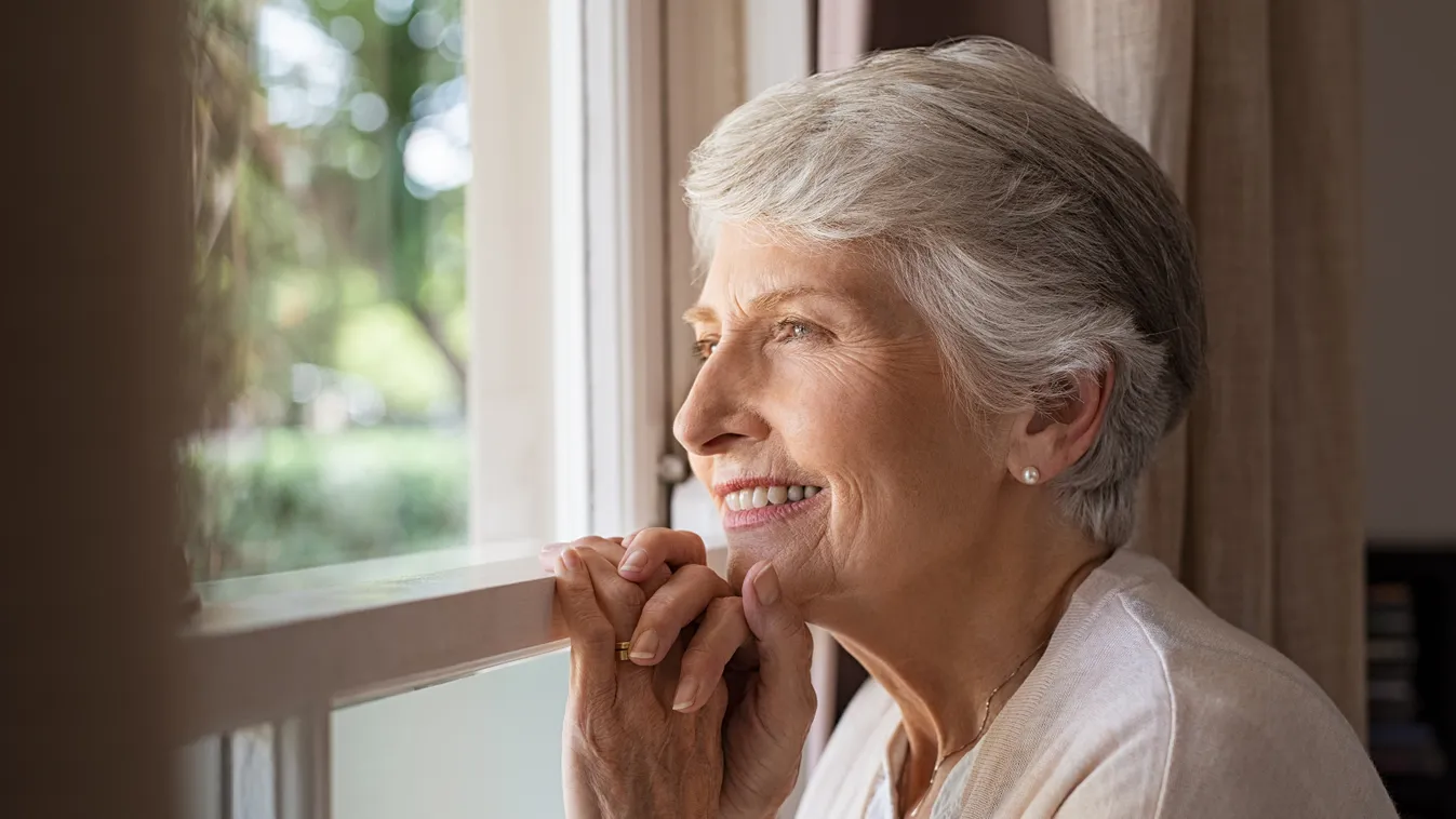 idős öreg nagymama nő nyugdíjas ablak Írógép vs fakanál: "Lehettél volna költő" - Örökség Nagymamámtól 