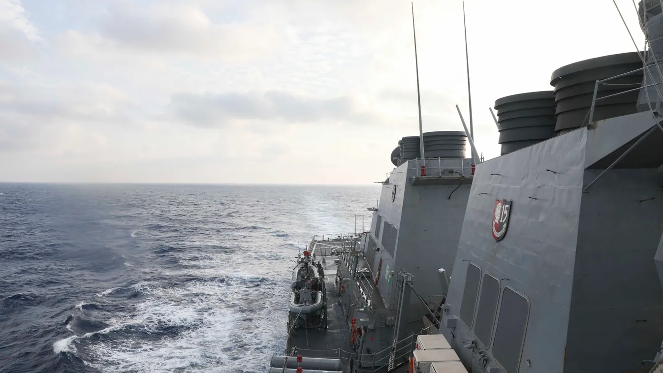 Dél-kínai-tenger, 2023. március 24.
Az amerikai haditengerészet által közreadott képen az Arleigh Burke osztályú,  irányított rakétával felfegyverzett USS Milius (DDG 69) amerikai romboló a Dél-kínai-tengeren 2023. március 24-én. A kínai védelmi minisztér