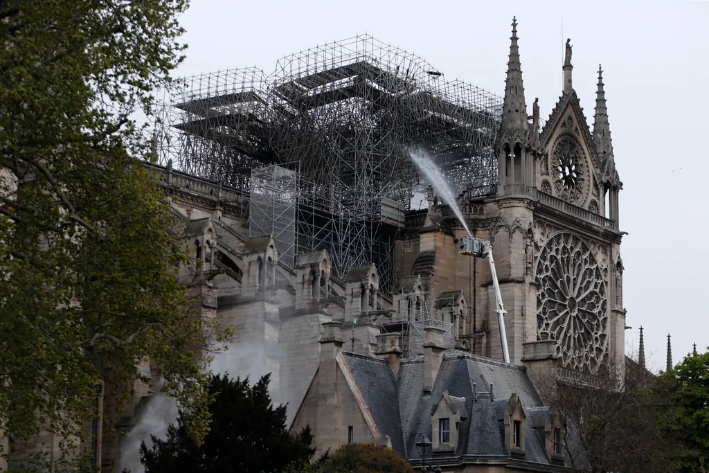 Tűz,  Notre Dame, Franciaország, 2019.04.16. 