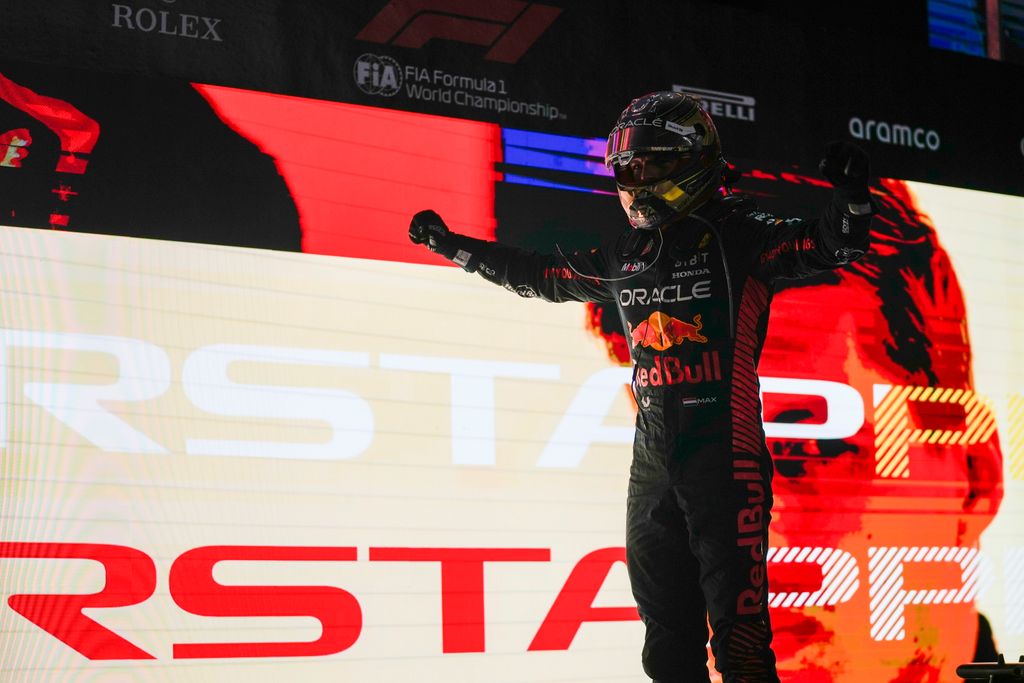 VERSTAPPEN, Max Loszaíl, 2023. október 8.
Max Verstappen, a Red Bull holland versenyzője ünnepel, miután megnyerte a Forma-1-es autós gyorsasági világbajnokság Katari Nagydíját a loszaíli pályán 2023. október 8-án. A sorozatban harmadik világbajnoki címét