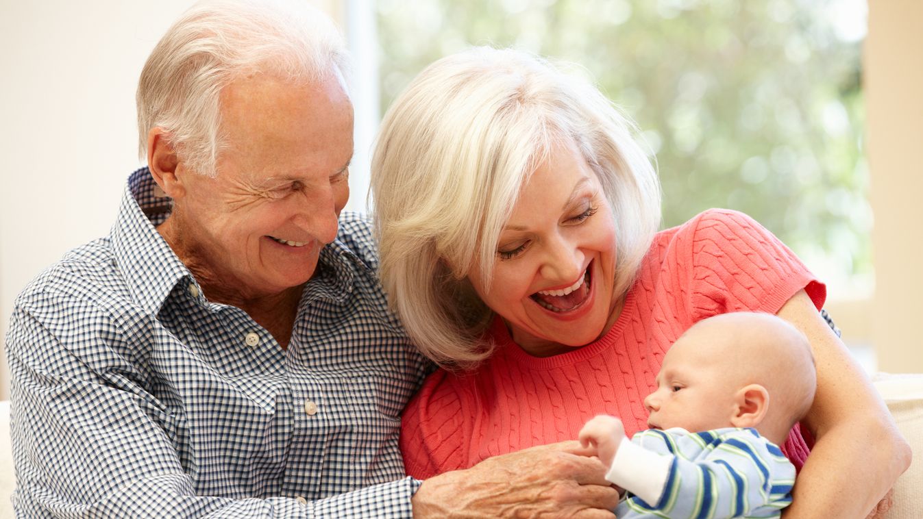 Azok a nagyszülők, akik rendszeresen vigyáznak unokáikra, tovább élnek 