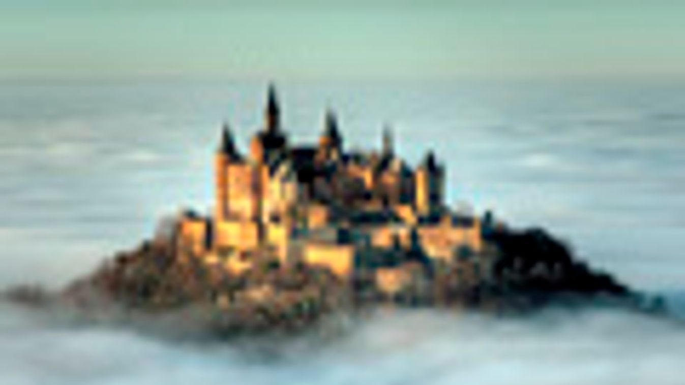 Köddel körülvett hegytetőn álló Hohenzollern-várról Hechingenben