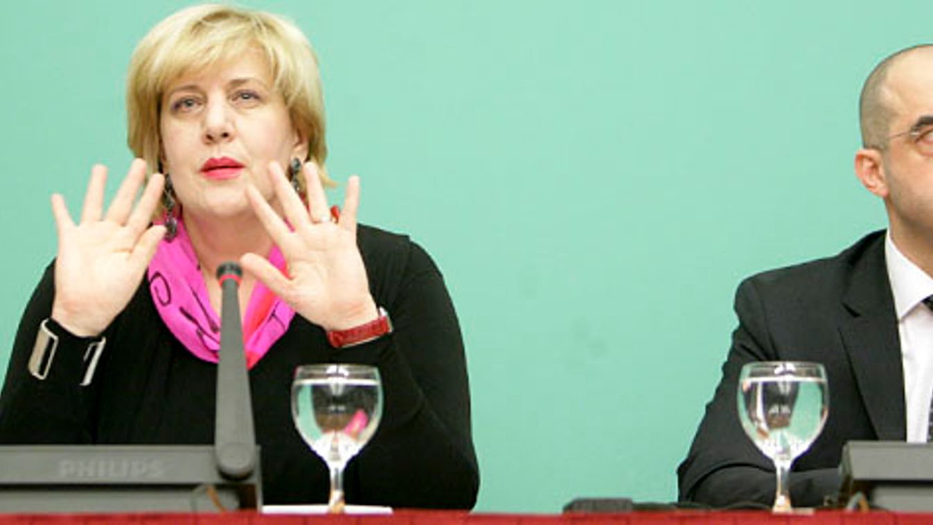 Dunja Mijatovic, az EBESZ sajtószabadság-képviselője és Kovács Zoltán, a Közigazgatási és Igazságügyi Minisztérium kormányzati kommunikációért felelős államtitkára a magyar médiatörvényről folytatott megbeszélésük után 2011. január 18-án.
