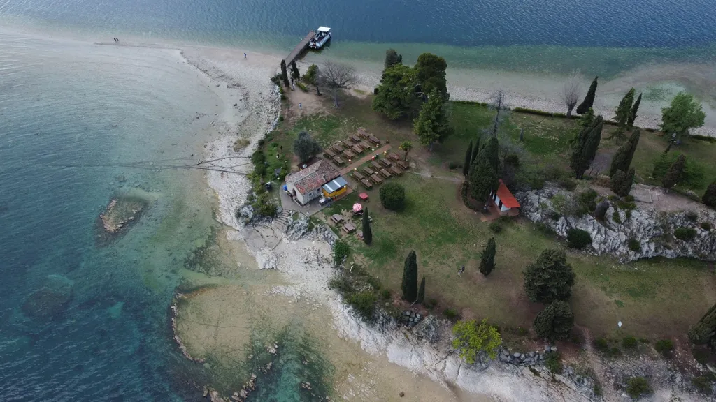 San Biagio-sziget TÁJ tó, Manerba del Garda, Garda-tó,San Biagio-sziget, olaszország, manerba, szárazság, vízszint csökkenés,  2023. 04. 14. 