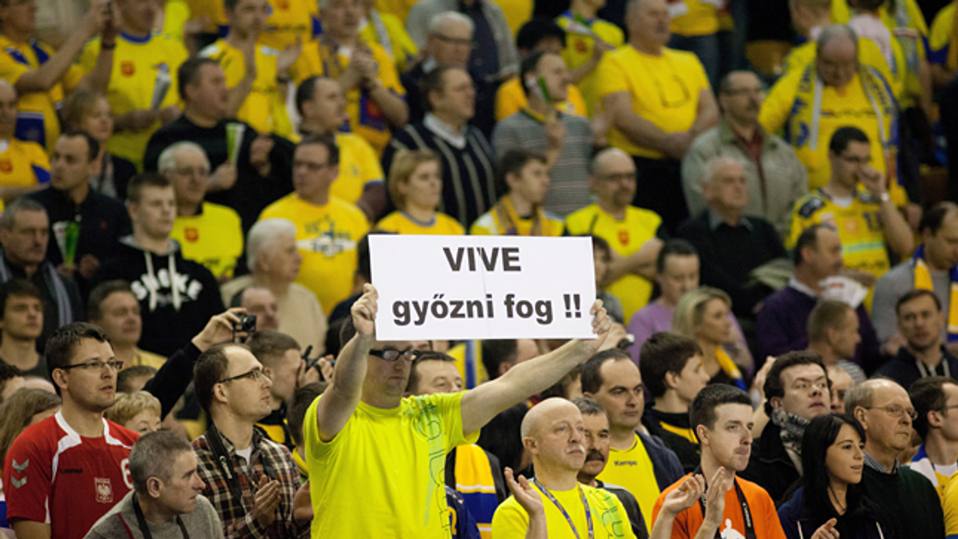 Egy szurkoló transzparenssel a férfi kézilabda Bajnokok Ligája Vive Targi Kielce - Pick Szeged nyolcaddöntő visszavágó mérkőzésén Kielcében 
