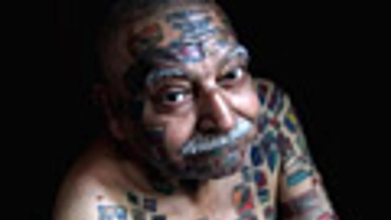 hét képei, országzászlókkal tetovált férfi