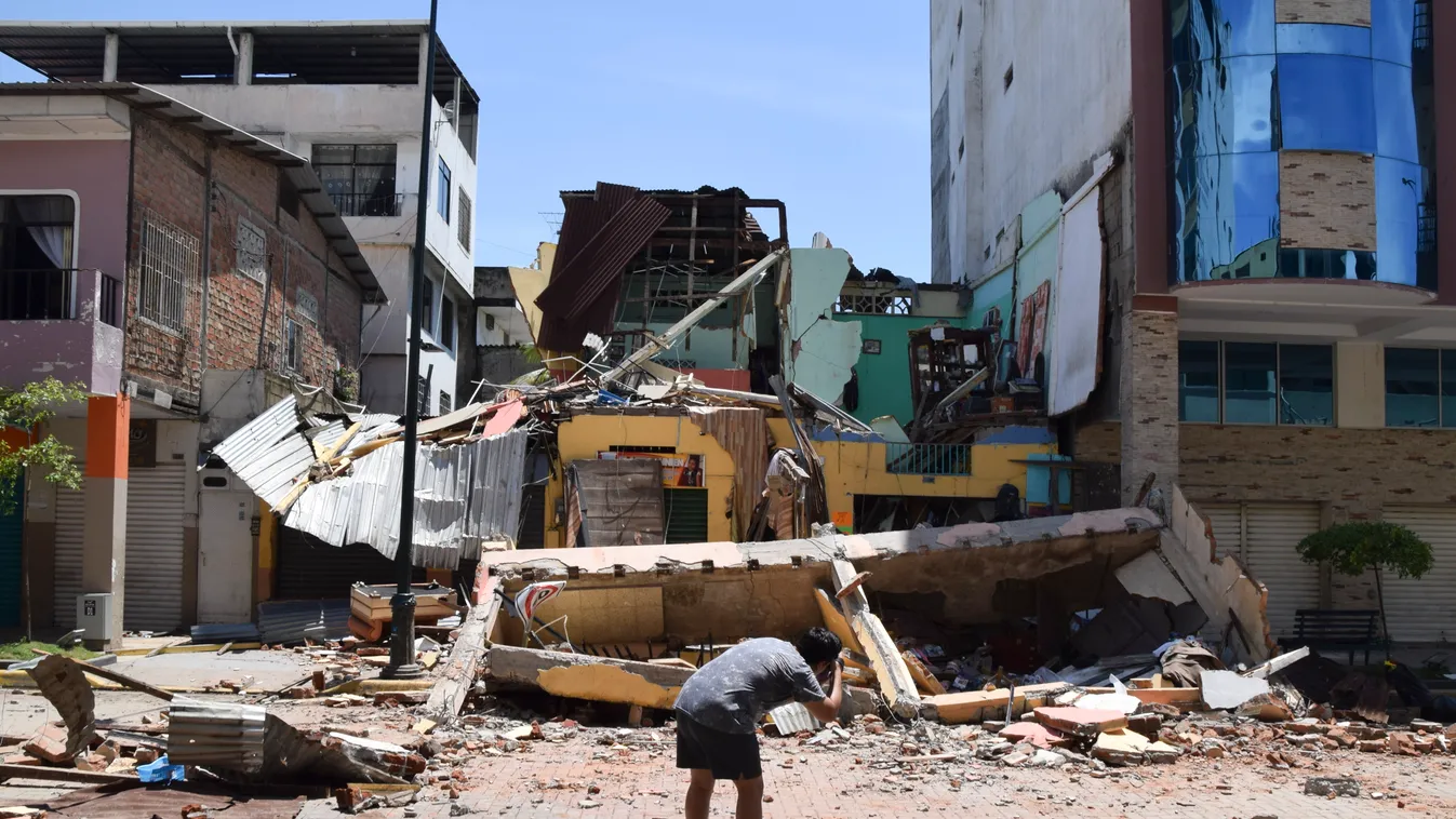 Machala, 2023. március 18.
Egy összedőlt épület romjait fényképezi egy férfi az equadori Machalában történt földrengést követően 2023. március 18-án. Az amerikai földtani intézet (USGS) mérése szerint 6,7-es erősségű földrengés rázta meg Ecuador délnyugat