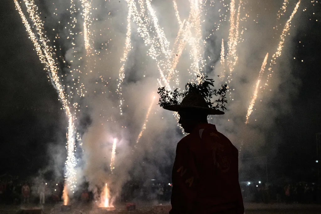 petárda, tűzijáték, fények, hagyományos, tűzsárkánytánc, Kína, fesztivál, 2023.02.01., Jieyang 