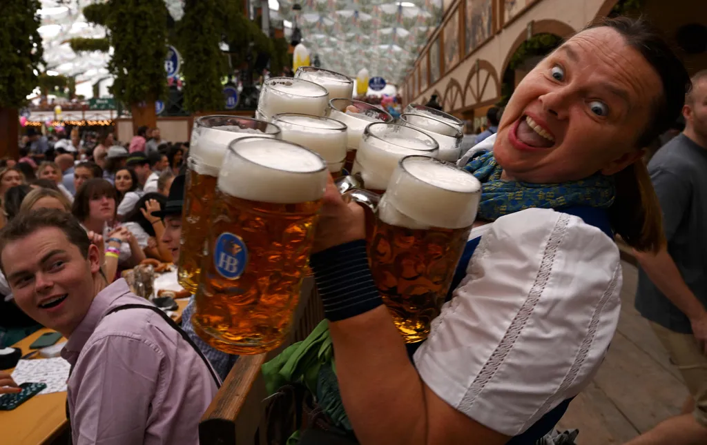 sörünnep Oktobefest sör alkohol München  beer mugs in a festival tent during the opening of the Oktoberfest 2023, Munich's annual beer festival, on September 16, 2023 in Munich, southern Germany. The world biggest Beer festival Oktoberfest ki 