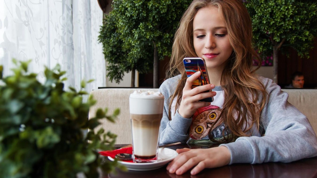 okostelefon smartphone tini mobilozás kávézó 
