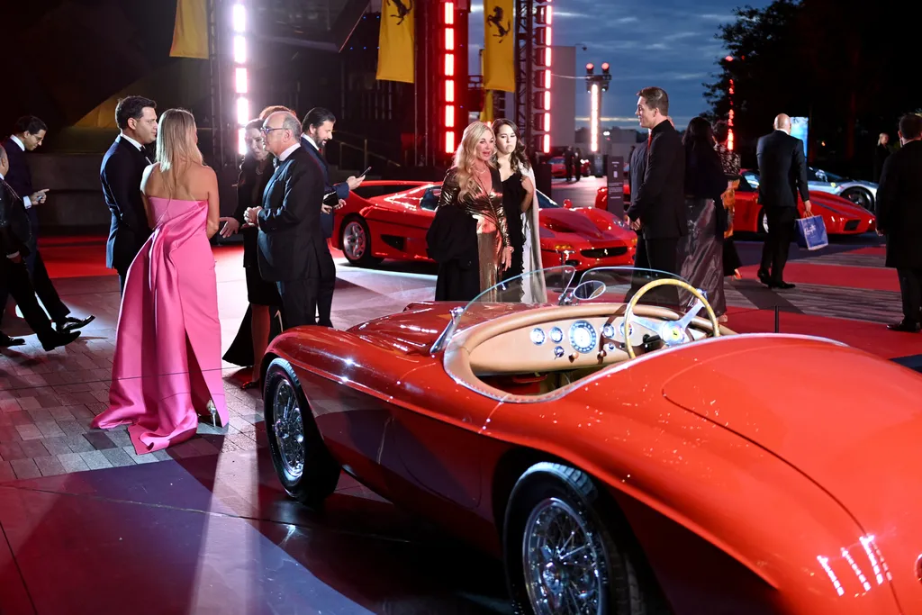 Vagyont érő autók és vagyonos emberek partija: Ferrari-gála New York-ban, galéria, 2023 