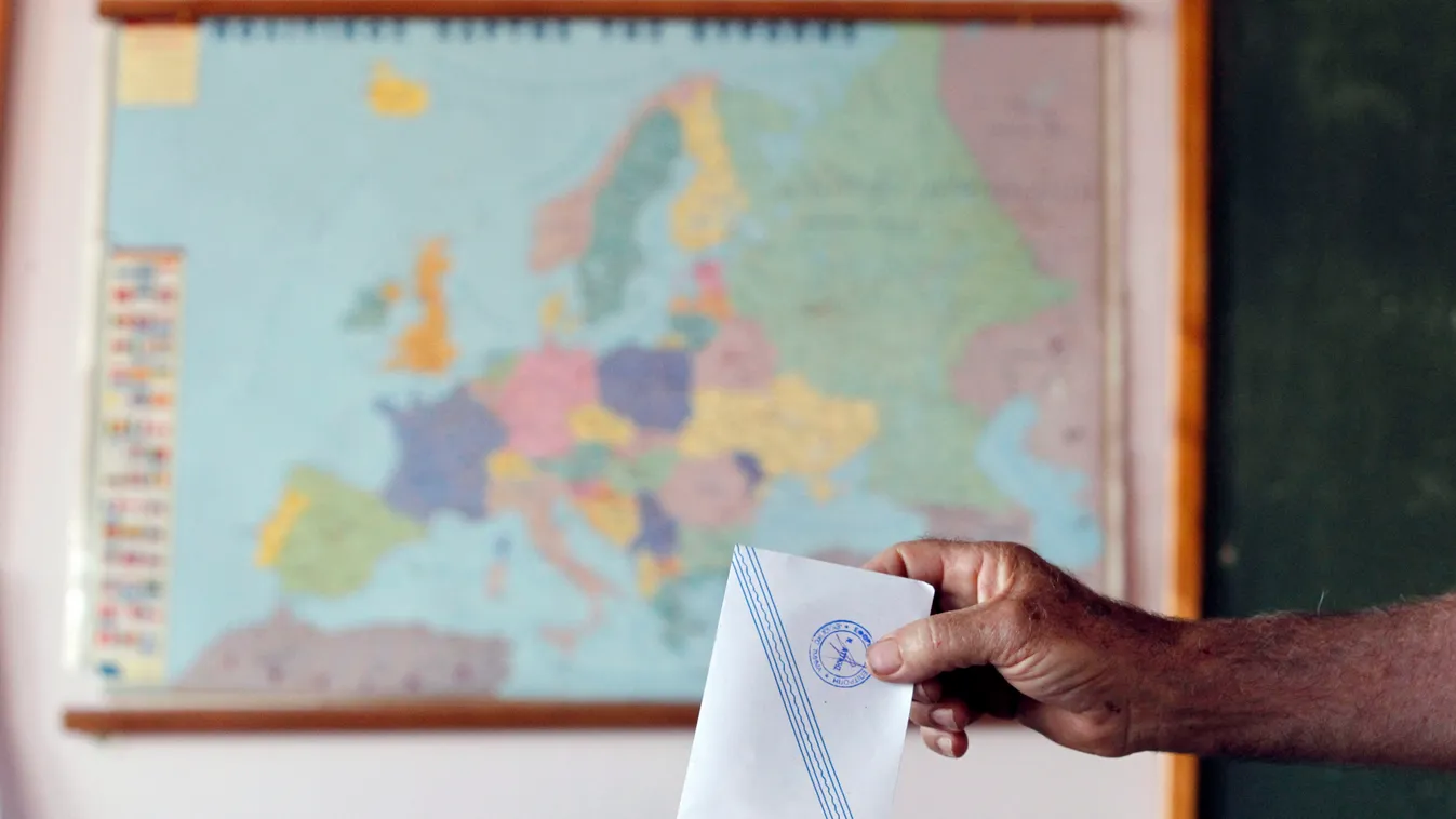 Athén, 2015. július 5.
Egy férfi voksol a Görögország nemzetközi hitelprogramjáról tartott népszavazáson, a háttérben egy Európa-térkép látható Athénban 2015. július 5-én. (MTI/AP/Thanászisz Sztavrakisz) 