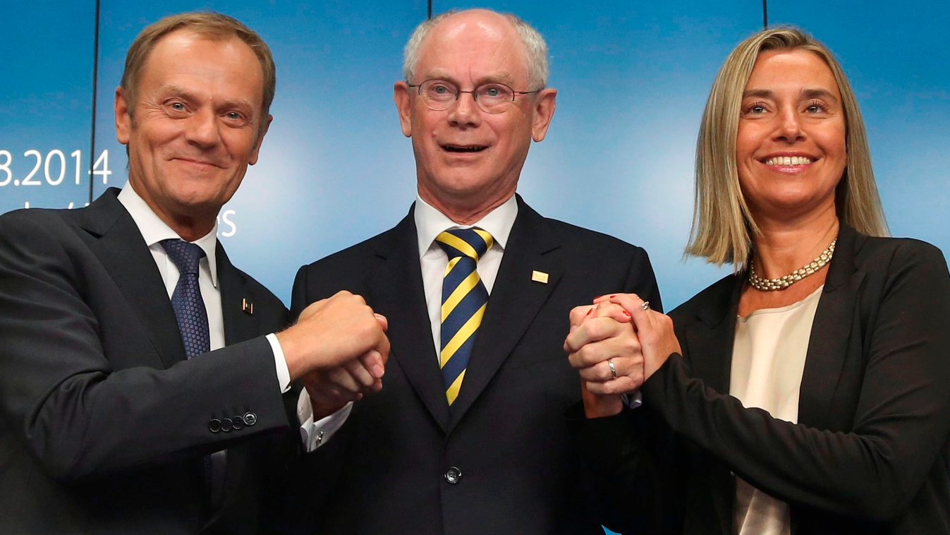 Donald Tusk lengyel miniszterelnök, Herman Van Rompuy, az Európai tanács elnöke és Federica Mogherini olasz külügyminiszter (b-j) az Európai Unió brüsszeli csúcstalálkozóján 2014. augusztus 30-án, miután Tuskot megválasztották az Európai Tanács elnökének 