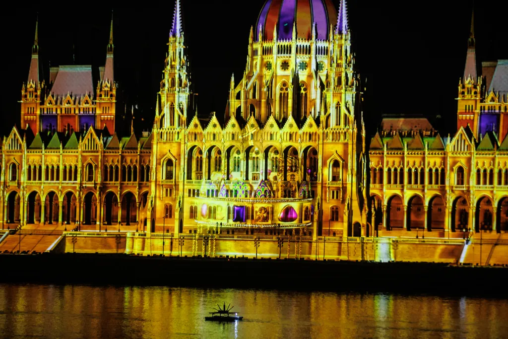 Tűzijáték, Budapest, 2022.08.27., tömeg, „Tűz és fények játéka" című műsor, fényfestés, drónshow, 