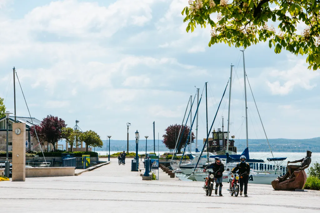 koronavírus, illusztráció, kijárási korlátozás feloldása, vidék, nyitás, kinyitottak az üzletek, terasz, balatonpart, balaton, Balatonfüred, Tagore sétány 