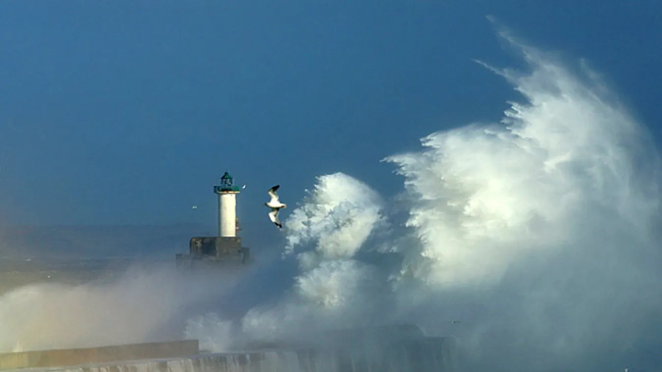 vihar Európában, óriási hullámokat korbácsol a szél a franciaországi Boulogne-sur-Mer tengerpartján 