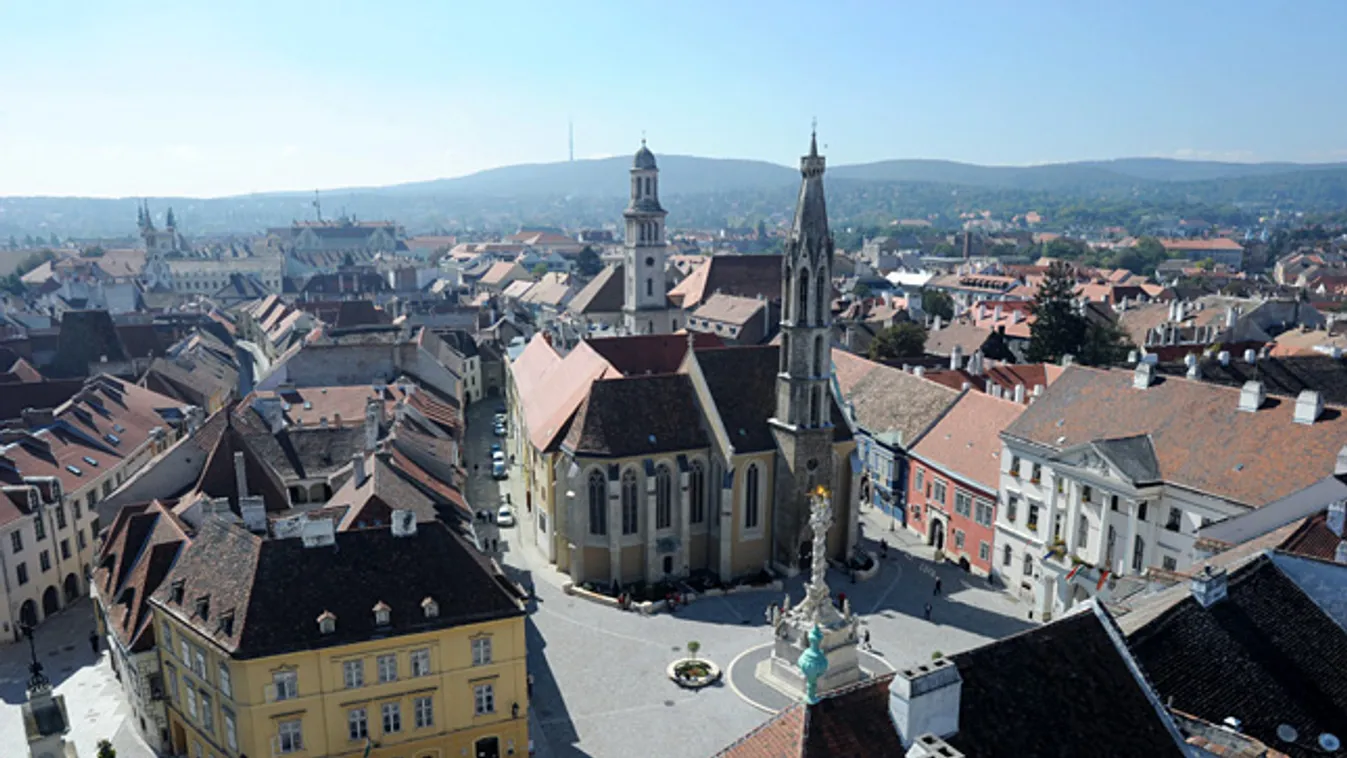 Sopron belvárosa a Tűztoronyból fényképezve, középen a Fő téren álló bencés, ismertebb nevén Kecske-templom és a Szentháromság-szobor 