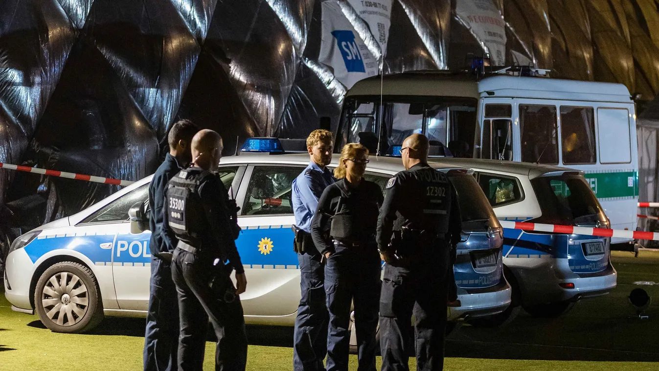 migráció, migráns, erőszak, Berlin Moabit nevű városrésze Berlin, 2016. szeptember 28.
Rendőrségi helyszínelők egy menekültszállásnál Berlin Moabit nevű városrészében 2016. szeptember 28-án hajnalban. Előző este német rendőrök lelőttek egy megbilincselt t