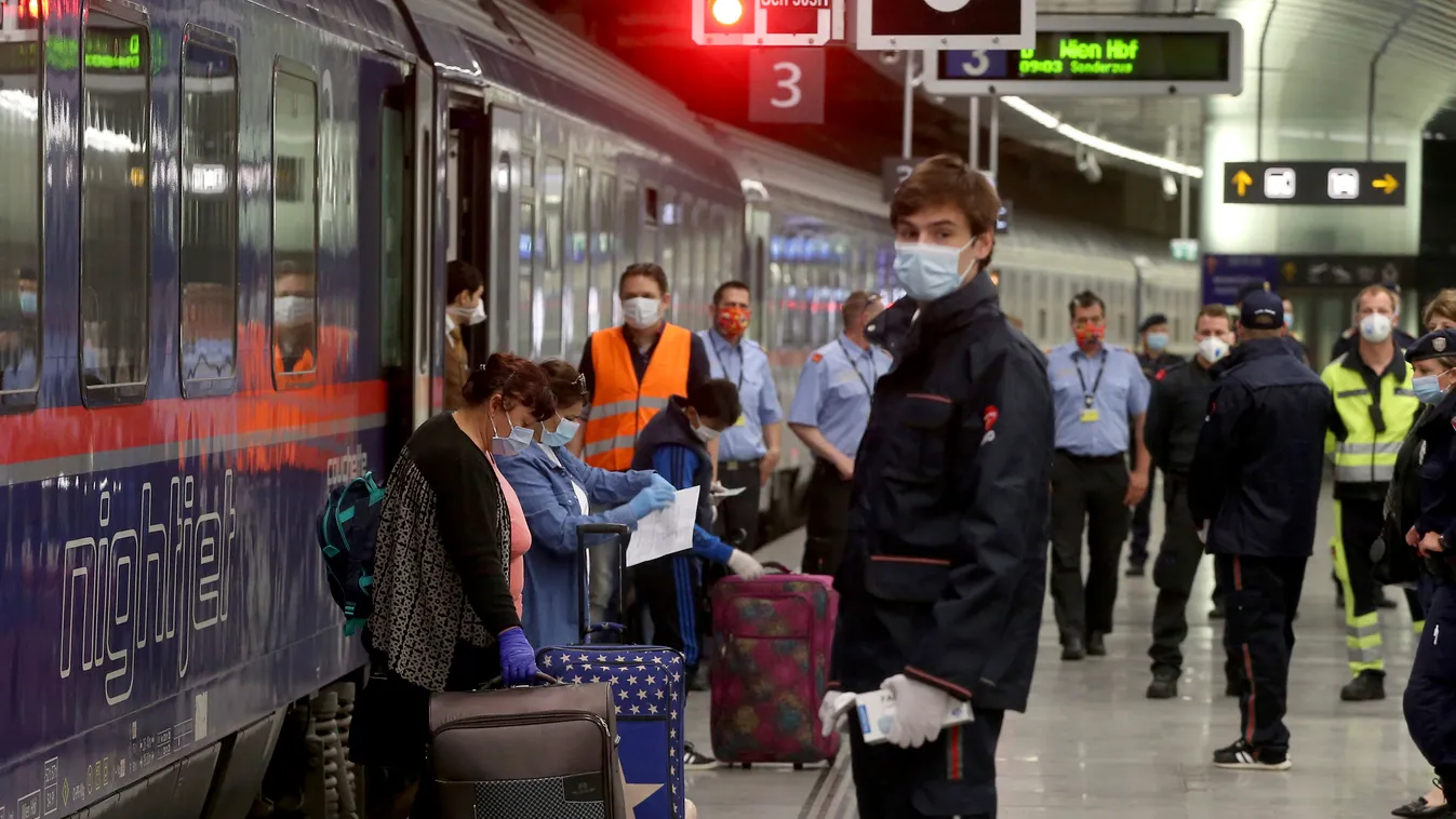 Bécs, 2020. május 11.
Védőmaszkot viselő román ápolónők érkeznek a Bécs–Schwechat nemzetközi repülőtérnél található vasútállomásra 2020. május 11-én. Ez az első Romániából érkező éjszakai vonat, amely olyan román ápolókat szállít, akik a koronavírus-járvá