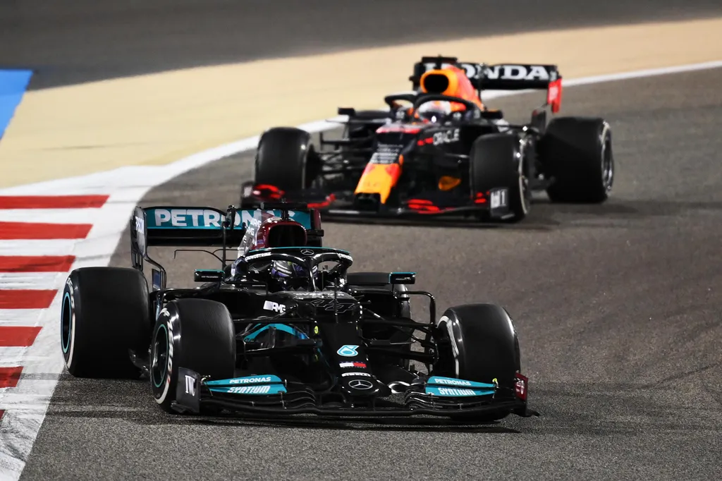 Forma-1, Max Verstappen, Red Bull, Lewis Hamilton, Mercedes, Bahreini Nagydíj 