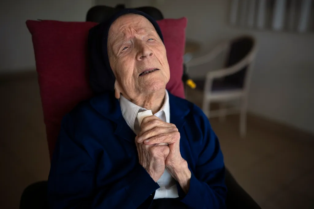 118 éves André nővér
A 118 éves André nővér, a világ legidősebb embere a dél-franciaországi Toulon város Sainte Catherine Laboure nevű idősek otthonában 2022. április 27-én. Az 1904. február 11-én Lucile Randon néven született André nővér lett a vilá 