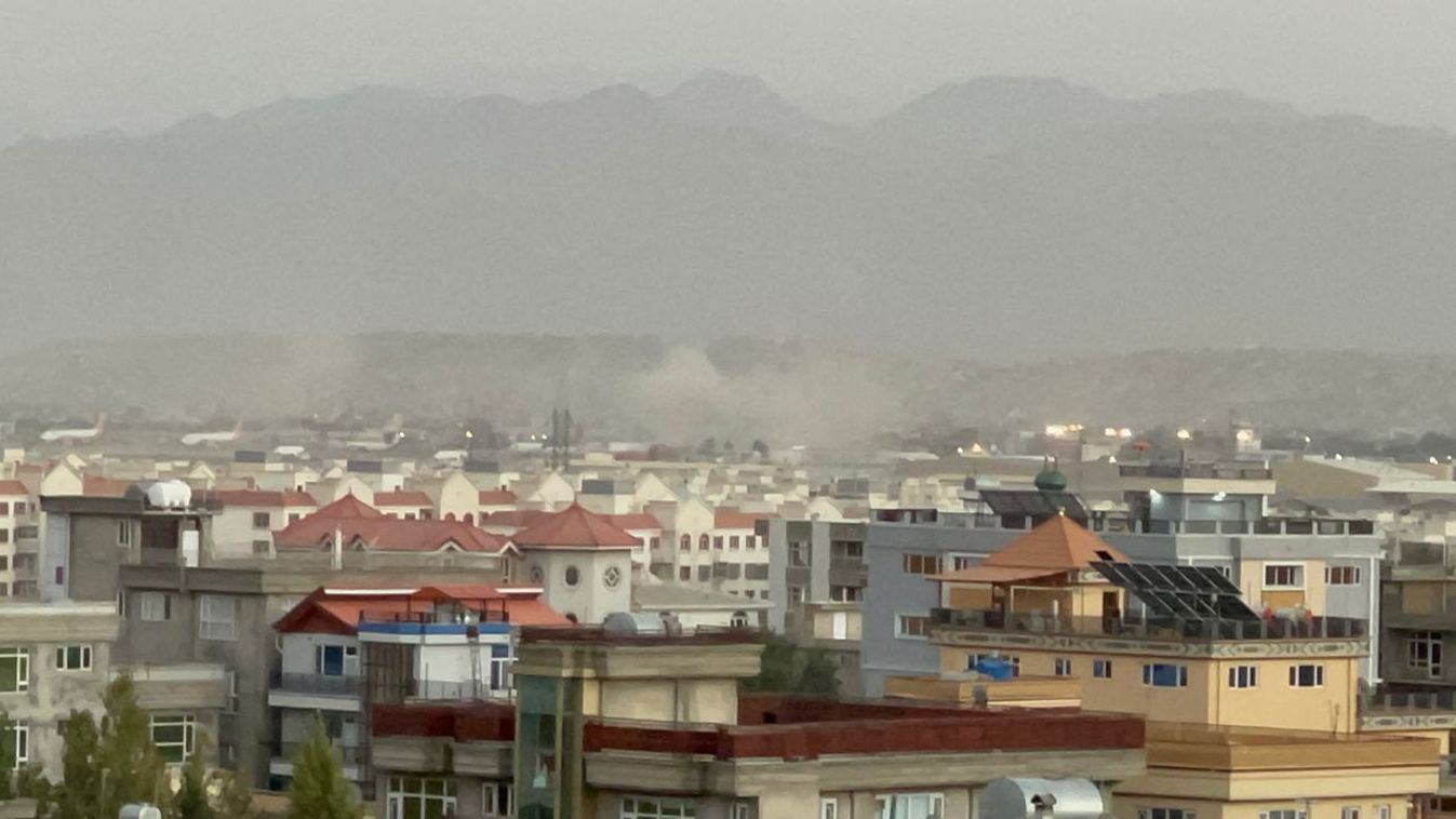 Kabul,Afganisztán, Hamid Karzai Nemzetközi Repülőtér, 2021.08.26. két robbanás után, Explosions occur outside of Kabul airport, casualties unclear Afghanistan,blast,explosions,Hamid Karzai International Airport, Horizontal 