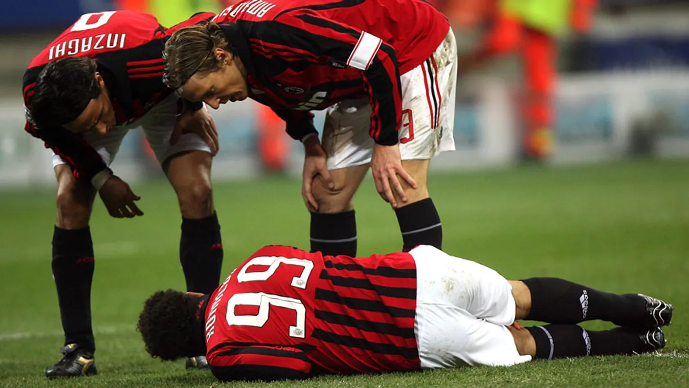 focisérülések, a brazil Ronaldo, az AC Milan korábbi játékosa a földön egy 2008-as Milan-Livorno meccsen