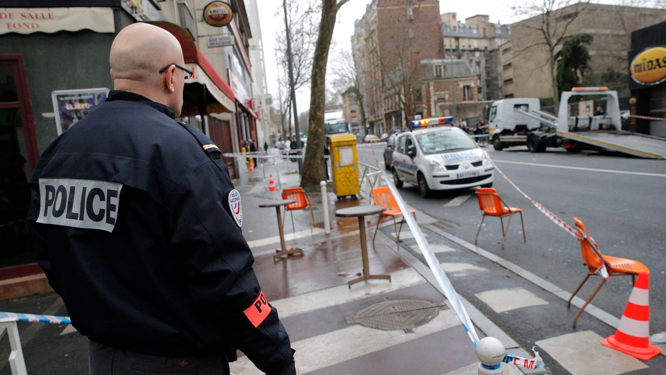 Montrouge, 2015. január 8.
Rendőr áll a lövöldözés helyszínén, Párizs egyik déli elővárosában, Montrouge-ban 2015. január 8-án A tűzharcban egy rendőr meghalt, egy utcaseprő pedig életveszélyesen megsebesült. (MTI/AP/Christophe Ena) 