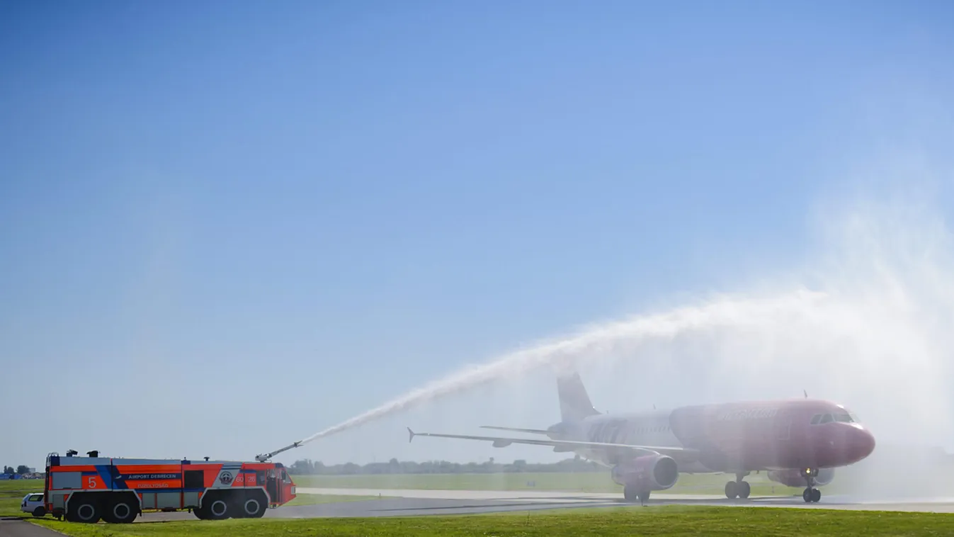 Vízsugárral köszöntik a Wizz Air légitársaság London-Lutonból érkező, első menetrend szerinti járatát 