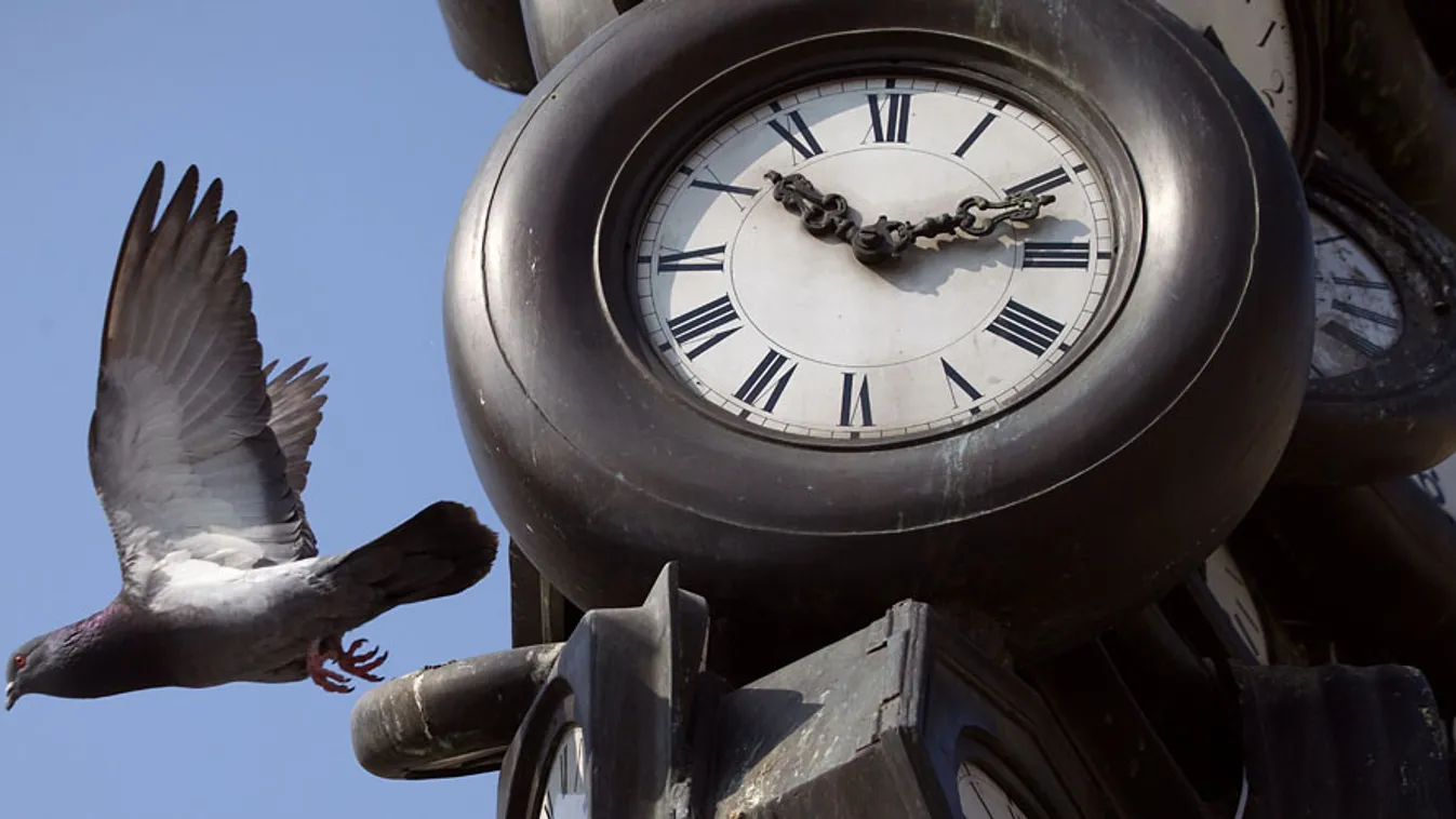 nyaralás közben repül az idő, galamb egy párizsi köztéri órán