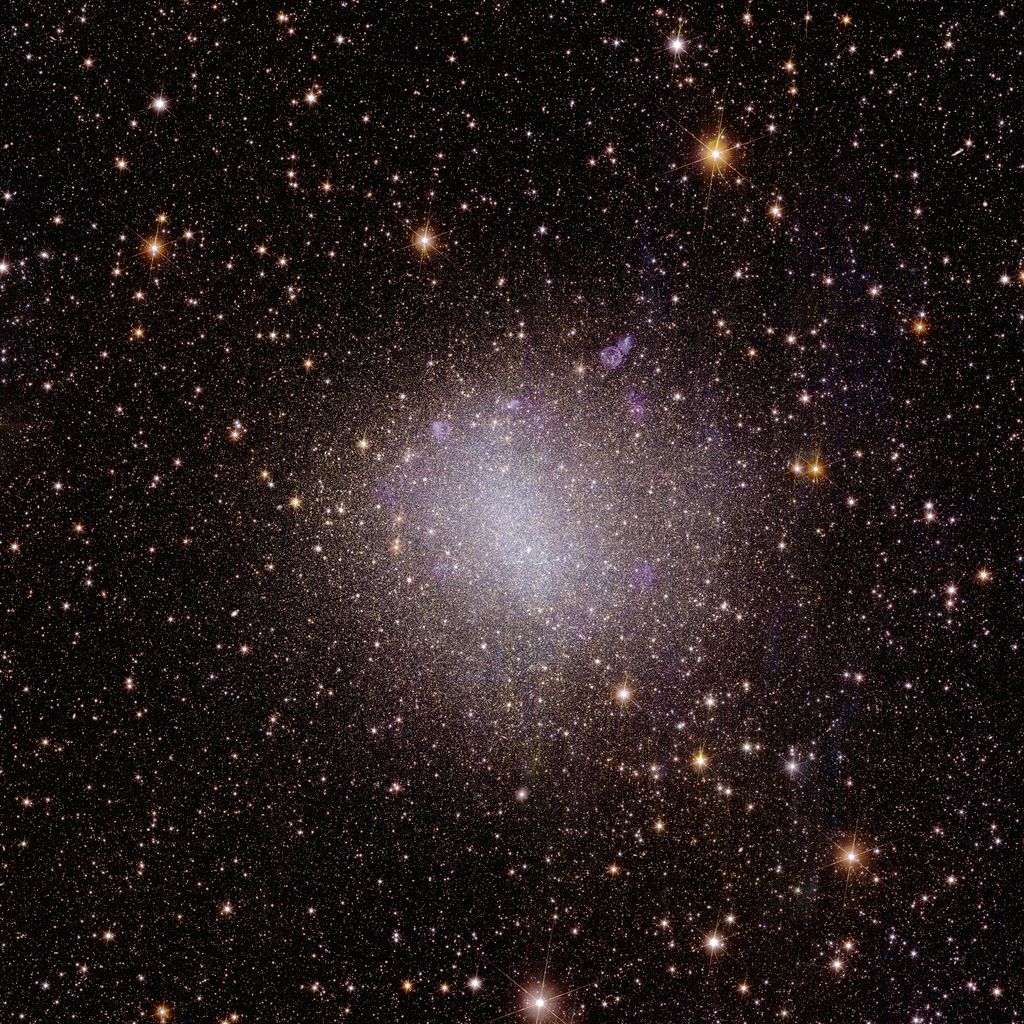 Euclid nevű űrtávcső képek 
Az Európai Űrügynökség, az ESA által 2023. november 7-én közreadott, az Euclid nevű űrtávcső által készített kép az NGC 6822 törpegalaxisról, amely a Földtől 1,6 millió fényévre helyezkedik el. Az ESA a mai napon közölte az Eu 