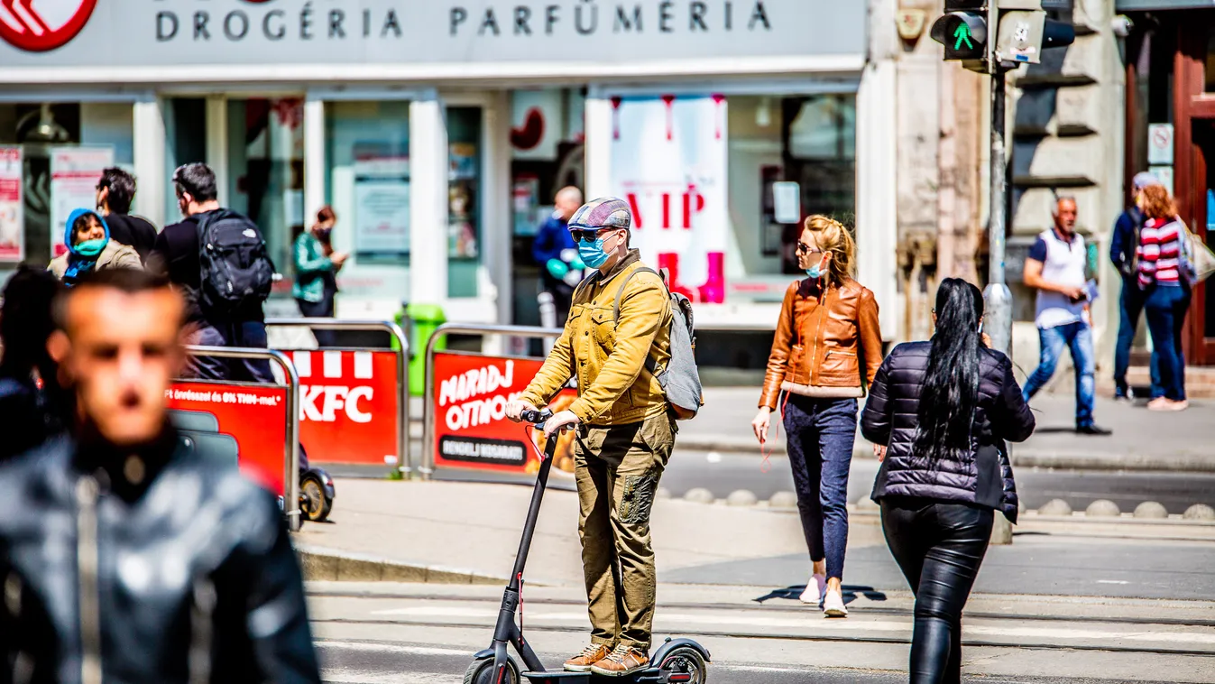 Koronavírus, vírus, Budapest, maszk, arcmaszk, védőmaszk, közlekedés, roller, elektromos roller, zebra, gyalogátkelő 