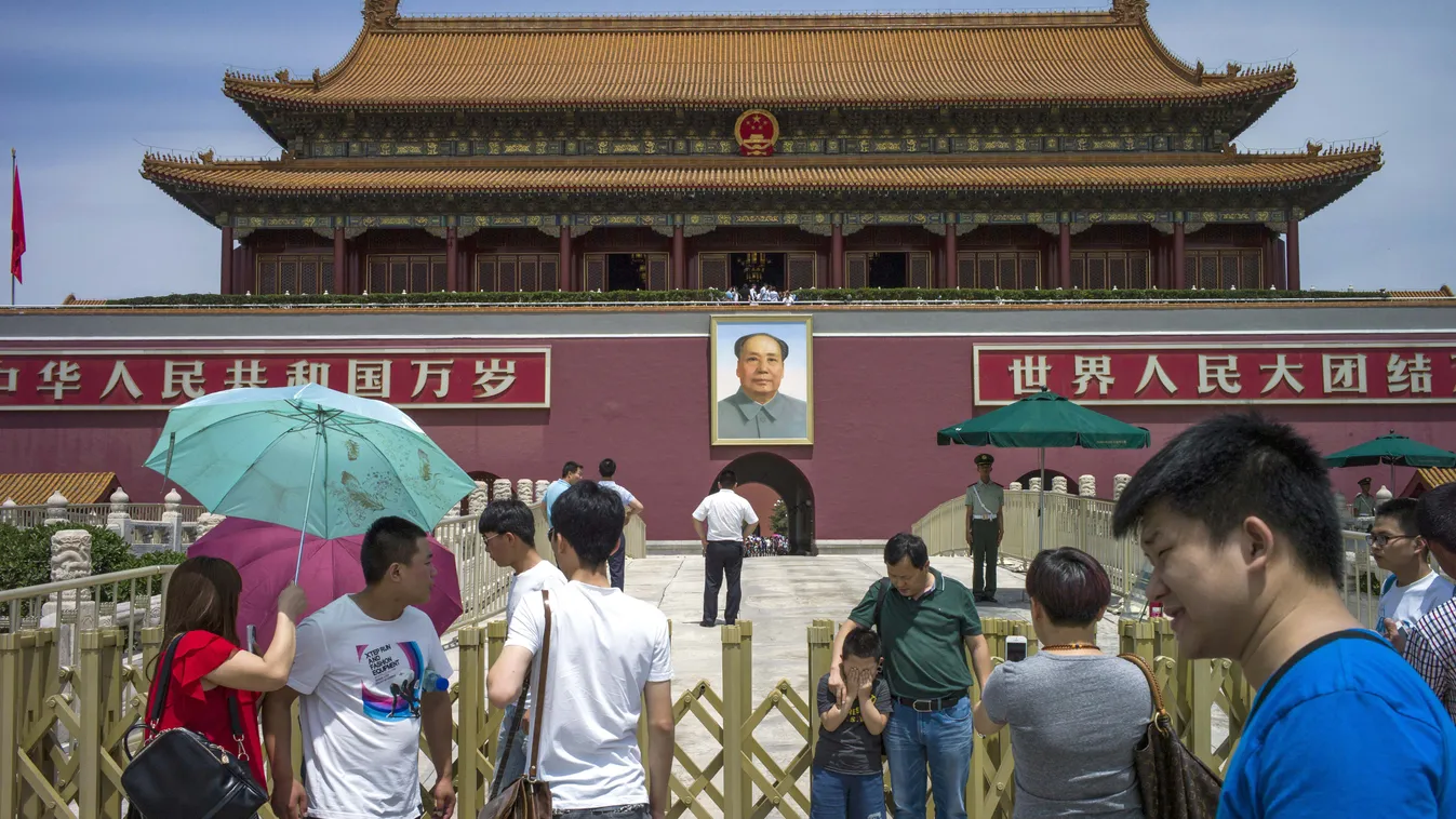 Turisták fotózkodnak a pekingi Tienanmen téren, a kínai demokratikus diákmozgalom leverésének 26. évfordulója előtti napon. A Kínai Néphadsereg 1989. június 4-én támadta meg a pekingi Tienanmen téren hat héten át tüntető politikai reformokat követelő több