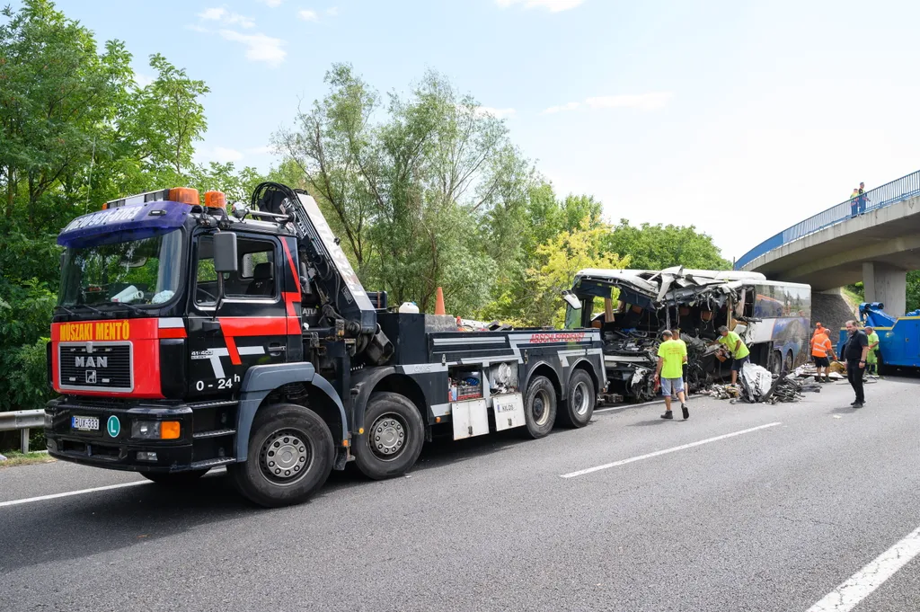 busz, baleset, M7, autópálya, sérült, halott, Felborult egy busz az M7-esen, nyolc ember meghalt, autóbusz az M7-es autópálya Szabadbattyán A buszon Horvátországban nyaraló magyar turisták utaztak. 