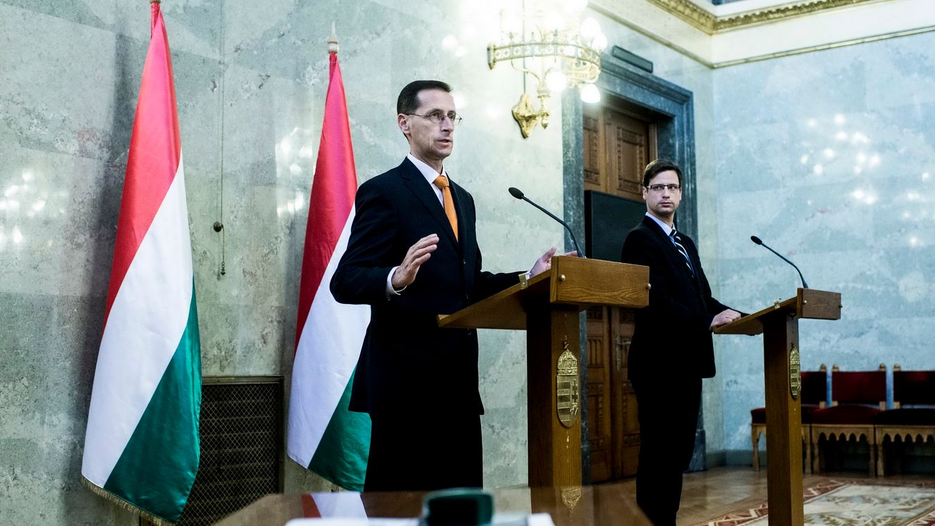 Varga Mihály nemzetgazdasági miniszter (b) és Gulyás Gergely, az Országgyűlés törvényalkotásért felelős alelnöke nyilatkozik a sajtónak a 2017. évi költségvetési törvényjavaslat átadásán az Országház Delegációs termében 2016. április 26-án. 