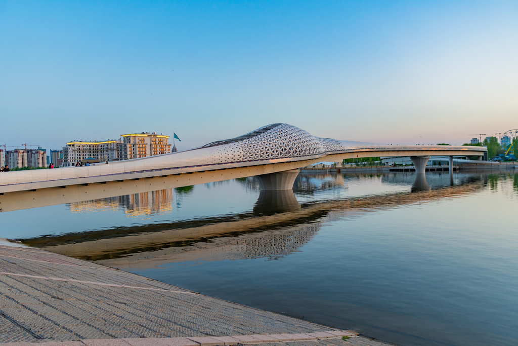 Különleges formájú, 314 méter hosszú gyalogos híd az Isim folyó felett Kazahsztánban, galéria, 2023 