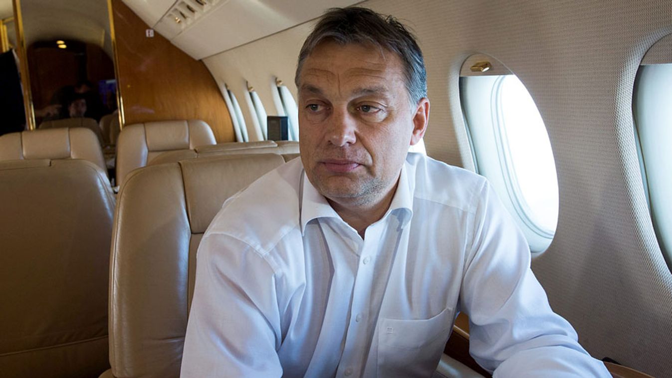 Orbán Viktor miniszterelnök útban hazafelé a repülőgépen az Európai Unió brüsszeli csúcstalálkozójáról 2012. október 19-én