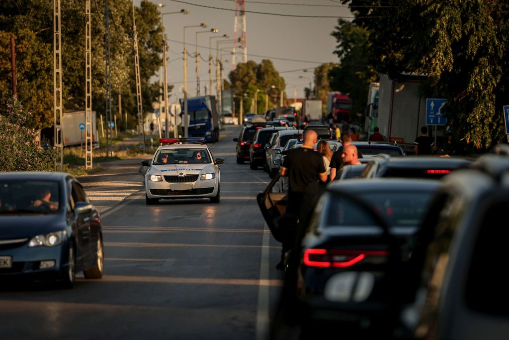 Több kilométeres torlódó kocsisor a Tompa határátkelők
 felé 2022 július 2-án 