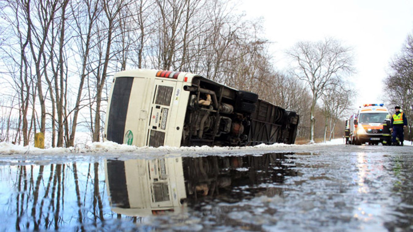 Baleset - Felborult egy busz a Bakonyban, A baleset helyszíne a Veszprém megyei Tapolcafő és Bakonyjákó között a 83-as úton