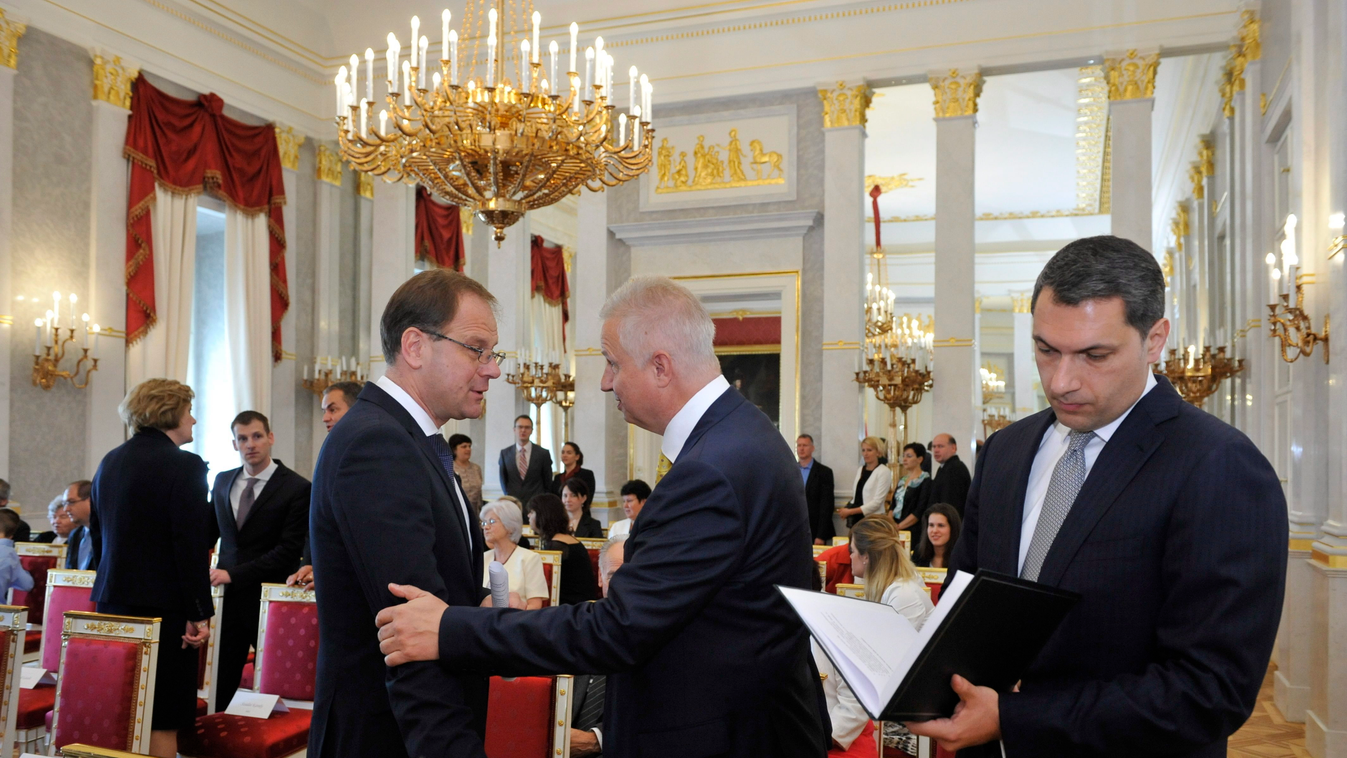 Navracsics Tibor, Trócsányi László és Lázár János Miniszterelnökséget vezető miniszter a miniszteri kinevezések alkalmából tartott ünnepségen Budapesten, a Sándor-palotában 2014. június 6-án 