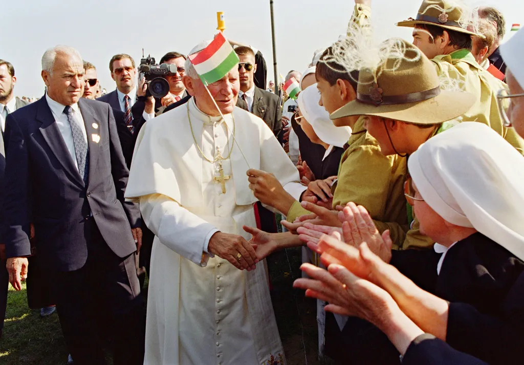 BIO-POPE-YOUTHS-HUNGARY-HANDS Horizontal HANDSHAKE CROWD POPE CATHOLIC RELIGION 