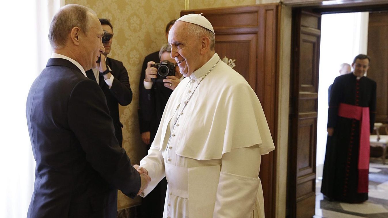 Vatikánváros, 2015. június 10.
Ferenc pápa (k) magánkihallgatáson fogadja Vlagyimir Putyin orosz elnököt a Vatikánban 2015. június 10-én. (MTI/AP/Gregorio Borgia)






 (MTI/A 
