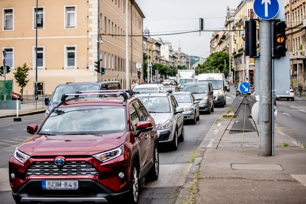 2021.07.12. Budapest, Blaha Lujza tér, dugó, közlekedés, építkezés, autó, BKV, busz, fennakadás, munkagép, torlódás 