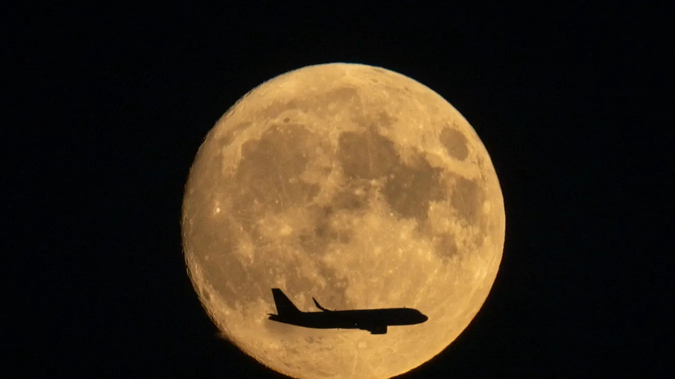 szuperhold, hold,   Moon over Frankfurt Atsronomy Airplane Supermoon Horizontal SCIENCE AND TECHNOLOGY SCIENCE MOON 