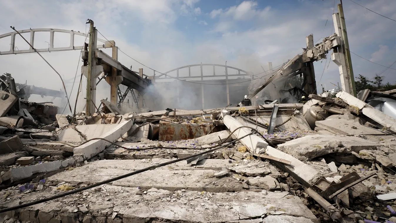 Harkiv, 2022. augusztus 19.
Tűzoltók dolgoznak egy orosz légitámadásban megsemmisült épület romjainál Harkivban 2022. augusztus 19-én.
MTI/AP/Andrij Marienko 