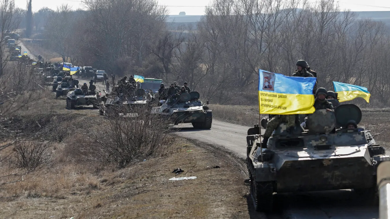 Ukrán katonák páncélozott harcjárműveinek konvoja elhagyja a kelet-ukrajnai Artemivszk települést. A nap folyamán az ukrán hadsereg megkezdte a nehézfegyverek kivonását a front menti ütközőzónából 